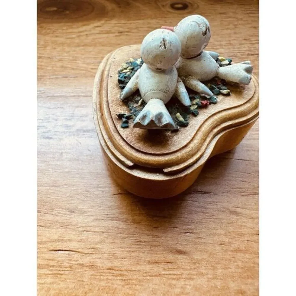 Vintage Small‎ Wooden Love birds Ring Box Heart Shaped Birds Love Dove Lid